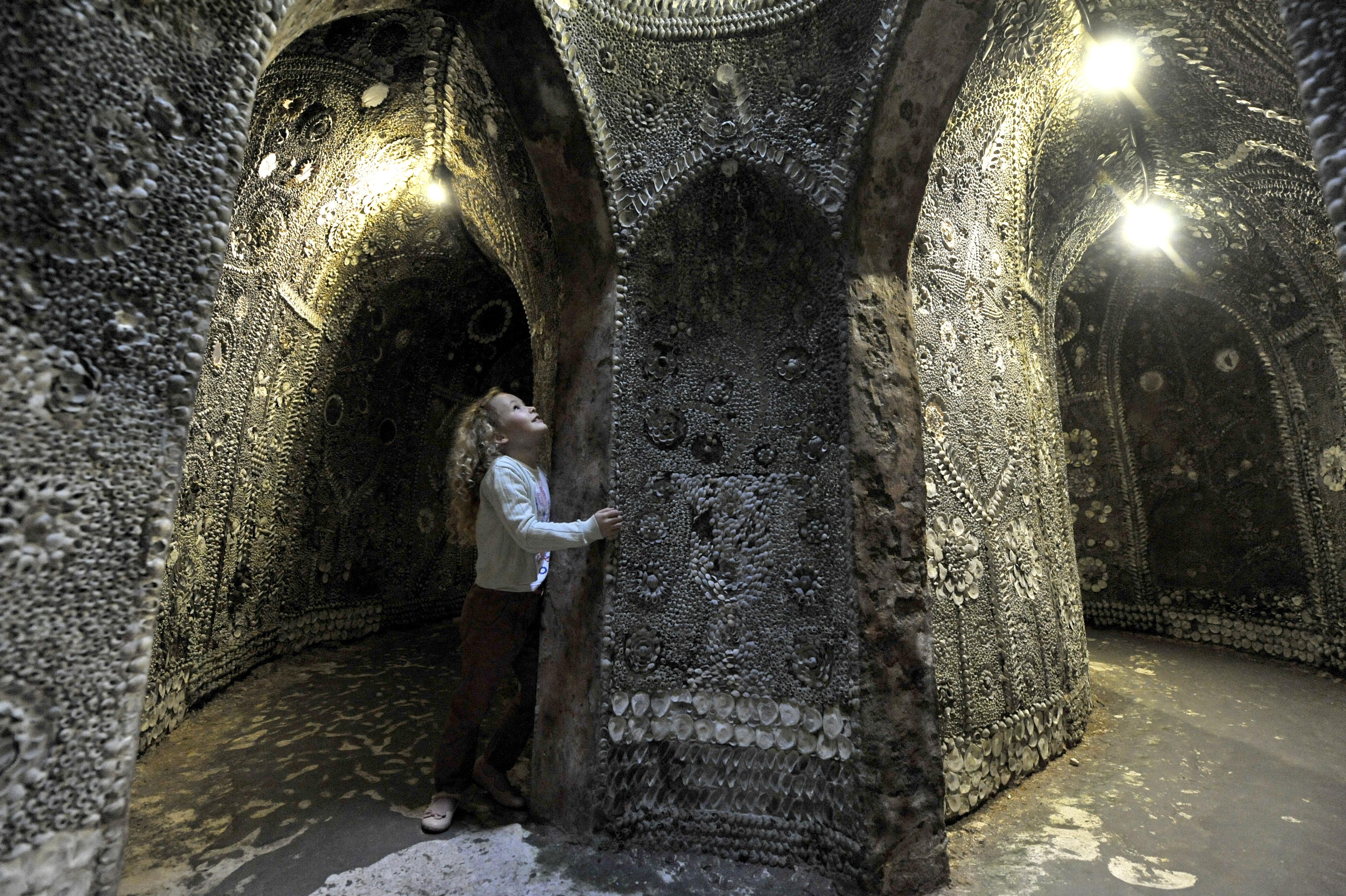 shell-grotto-banner--girl-looking-up.jpg