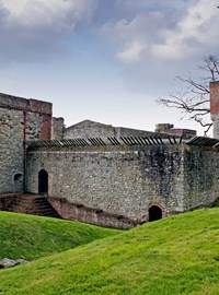 Upnor_Castle_with gardens.jpg